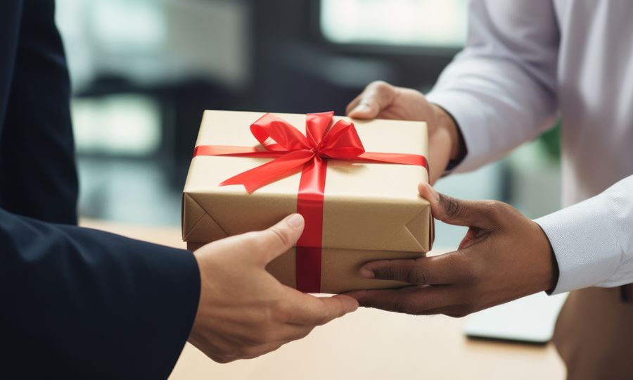 nen-bieu-qua-tet-gi-cho-dong-nghiep-1