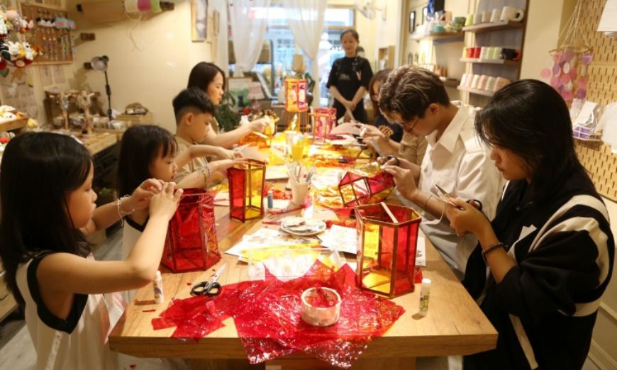 Các bé tham gia workshop tự tay làm lồng đèn