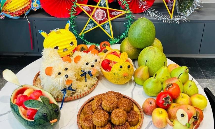 Mâm cỗ Trung Thu được tráng trí đơn giản với bánh Trung Thu và đèn lồng