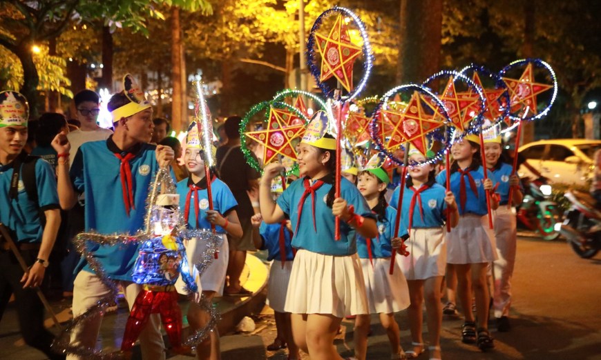 Các bé rước đèn Trung Thu trong niềm vui tuổi thơ và không khí lễ hội rộn ràng