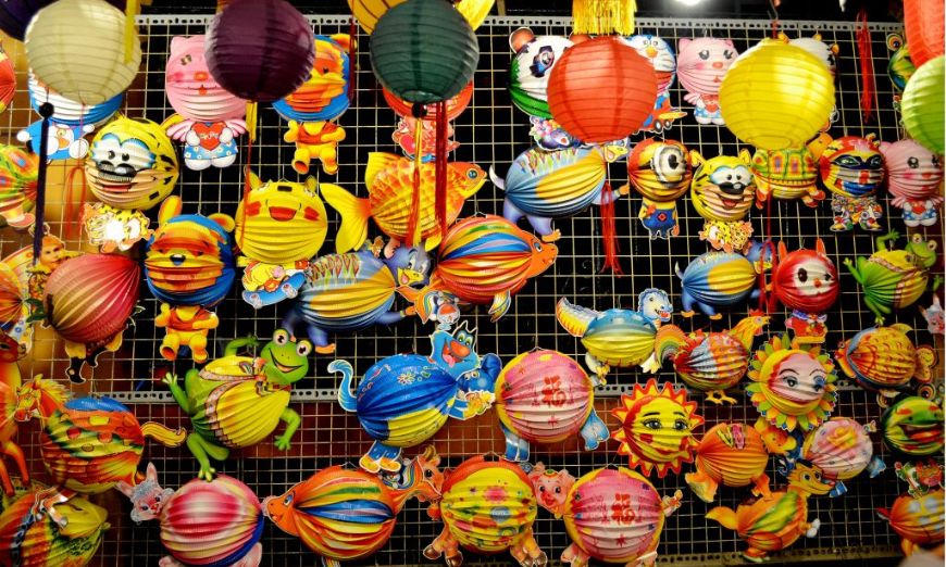 Đèn Trung thu bằng giấy xếp là lựa chọn phổ biến nhờ thiết kế gọn