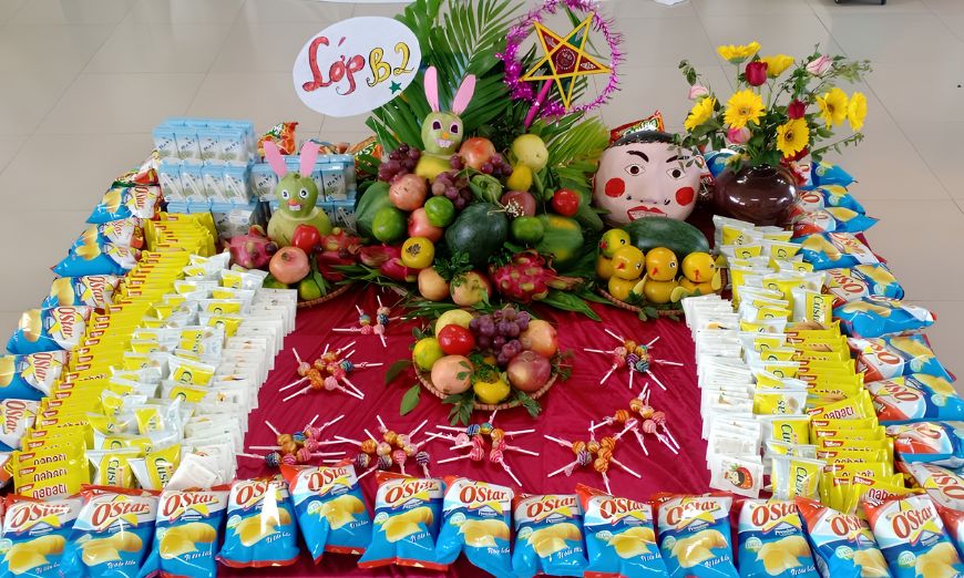 Mâm cỗ Trung Thu bằng bánh kẹo tại trường cho trẻ em