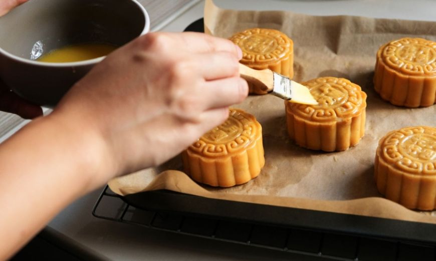 Nên quét trứng lên mặt bánh Trung thu